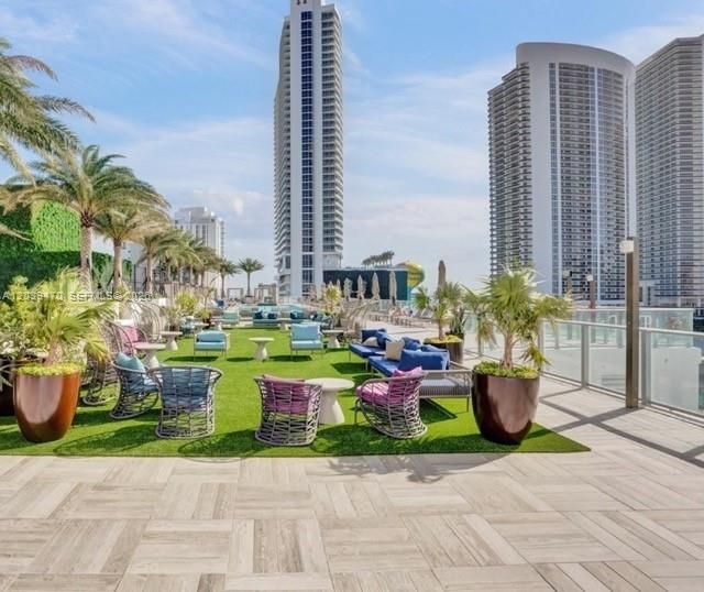 For Sale: $529,000 (1 beds, 1 baths, 702 Square Feet)