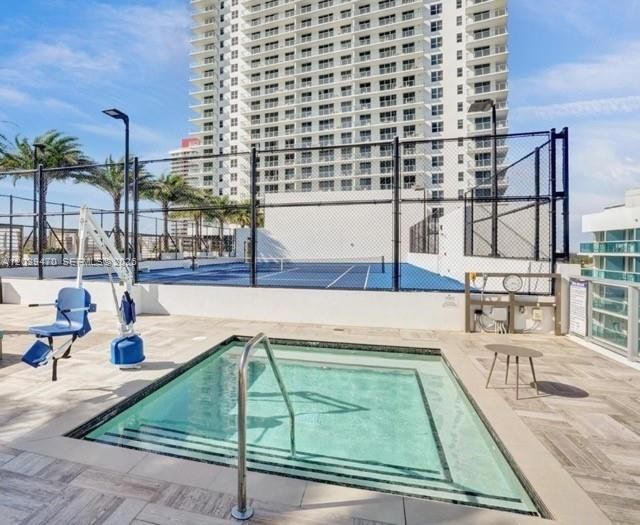 For Sale: $529,000 (1 beds, 1 baths, 702 Square Feet)