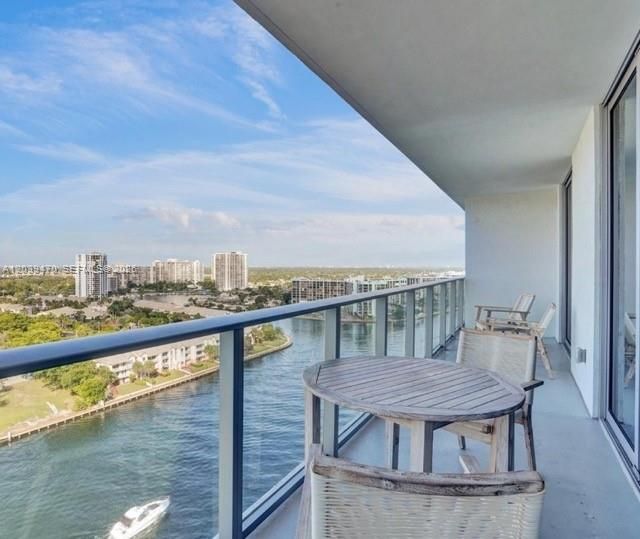 For Sale: $529,000 (1 beds, 1 baths, 702 Square Feet)