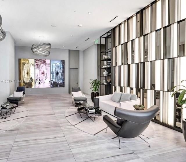 For Sale: $529,000 (1 beds, 1 baths, 702 Square Feet)