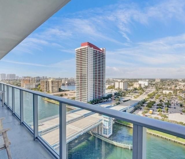 For Sale: $529,000 (1 beds, 1 baths, 702 Square Feet)