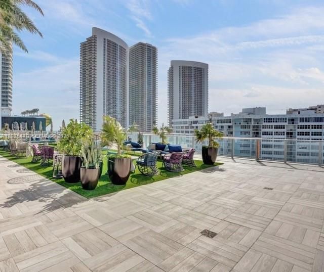 For Sale: $529,000 (1 beds, 1 baths, 702 Square Feet)