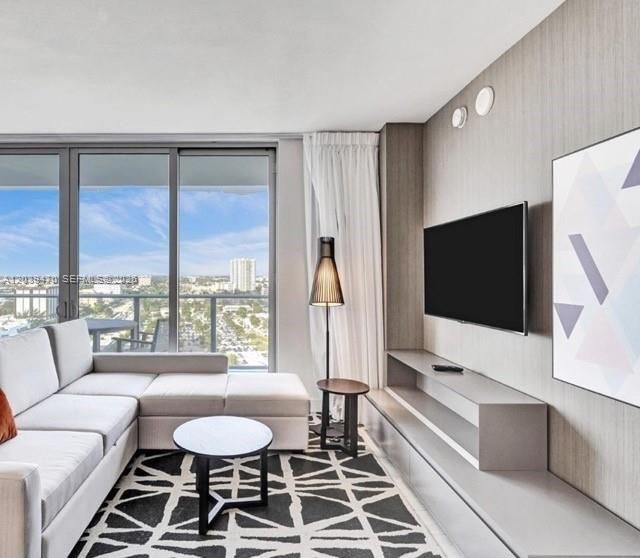 For Sale: $529,000 (1 beds, 1 baths, 702 Square Feet)
