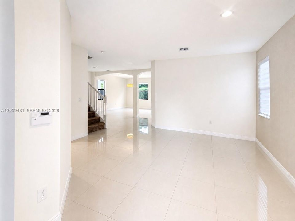 En Renta: $6,500 (4 camas, 3 baños, 2650 Pies cuadrados)