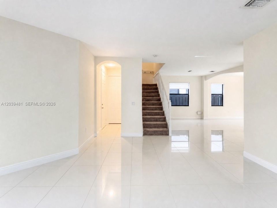 En Renta: $6,500 (4 camas, 3 baños, 2650 Pies cuadrados)