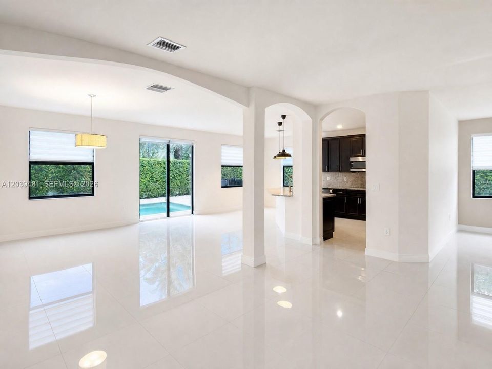 En Renta: $6,500 (4 camas, 3 baños, 2650 Pies cuadrados)