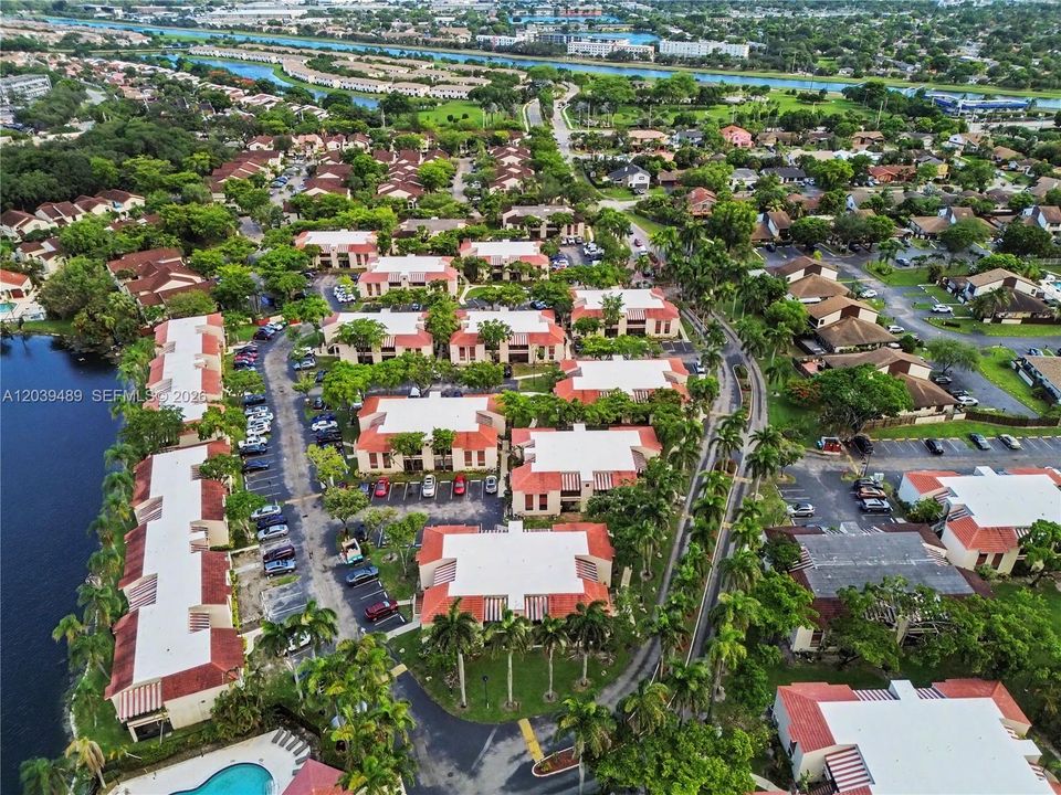 На продажу: $235,000 (2 спален, 2 ванн, 978 Квадратных фут)