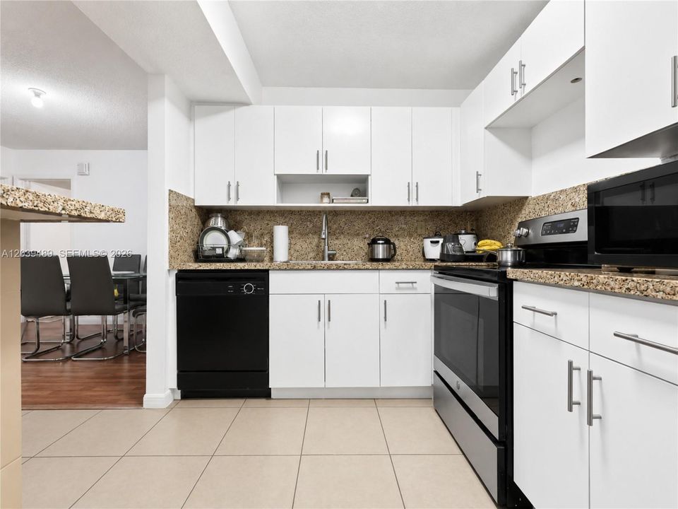 На продажу: $235,000 (2 спален, 2 ванн, 978 Квадратных фут)
