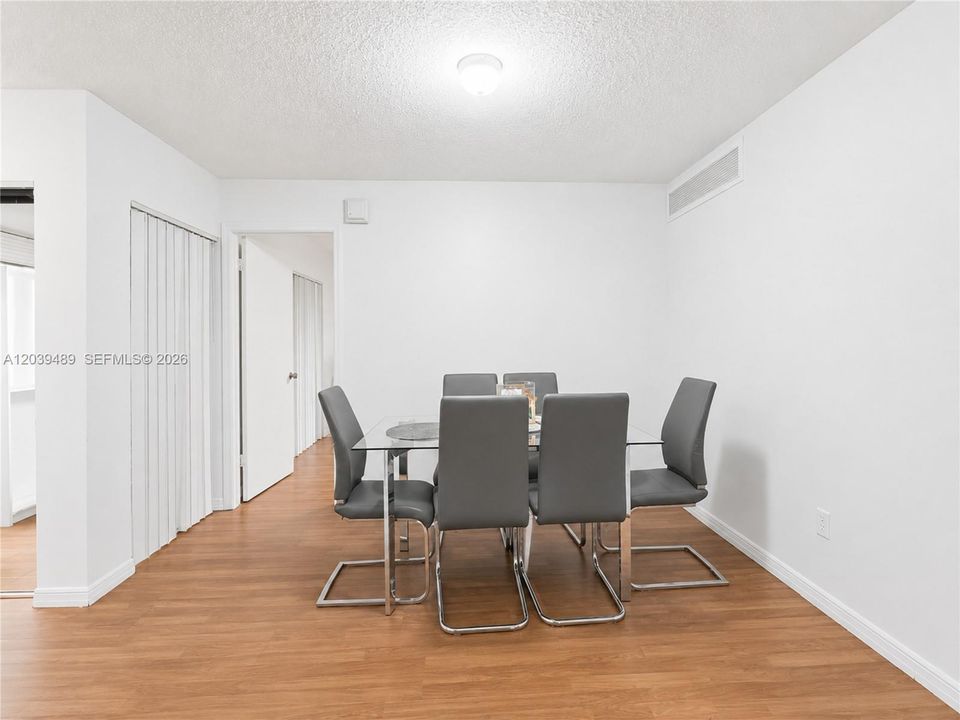 На продажу: $235,000 (2 спален, 2 ванн, 978 Квадратных фут)