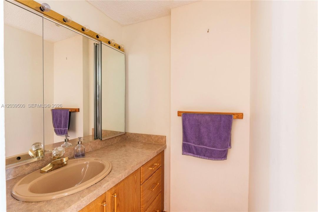 For Sale: $469,000 (1 beds, 1 baths, 900 Square Feet)
