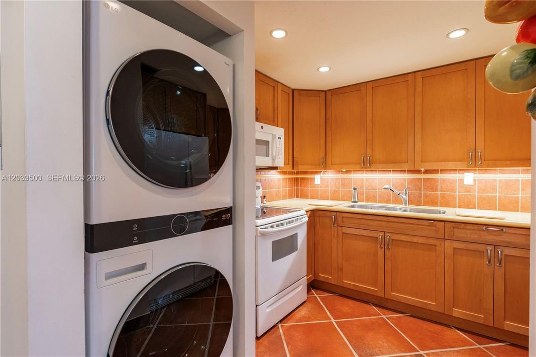 For Sale: $469,000 (1 beds, 1 baths, 900 Square Feet)