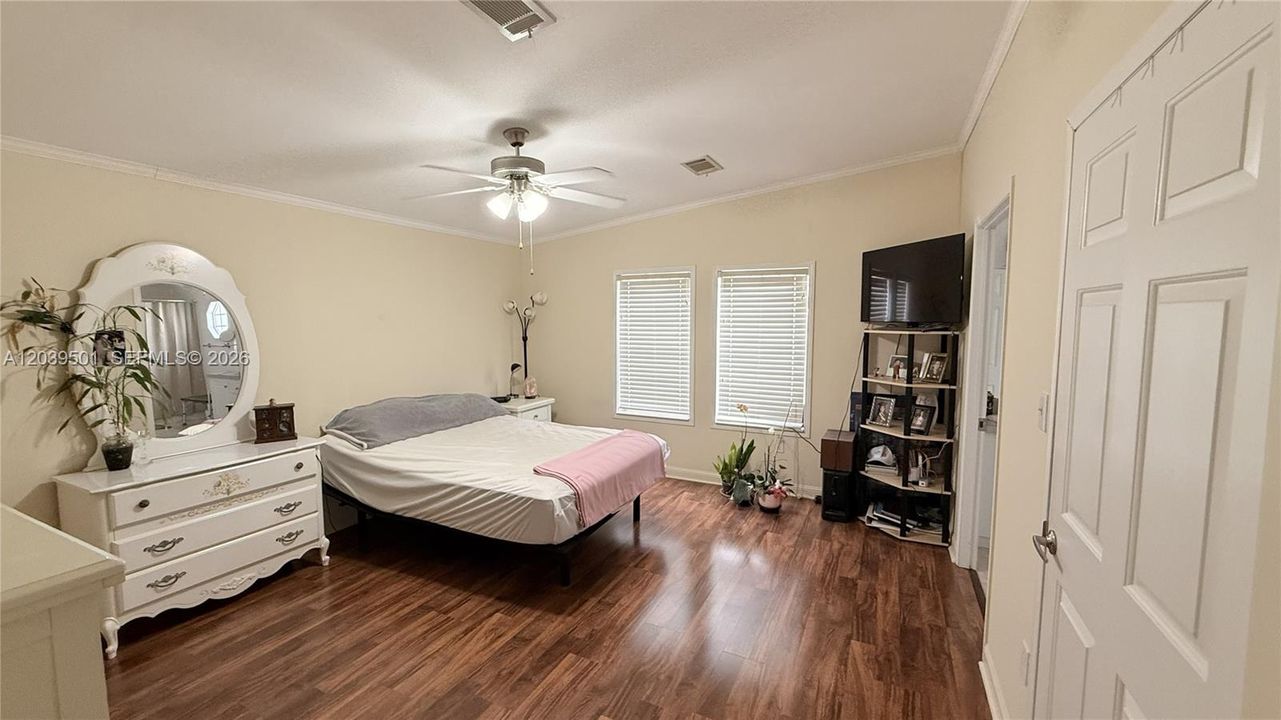 En Venta: $298,900 (3 camas, 2 baños, 1268 Pies cuadrados)