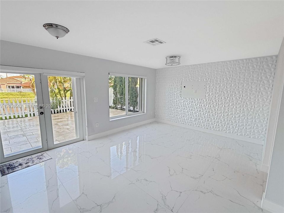 For Rent: $3,800 (5 beds, 3 baths, 1906 Square Feet)
