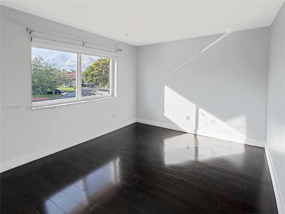 For Rent: $3,800 (5 beds, 3 baths, 1906 Square Feet)