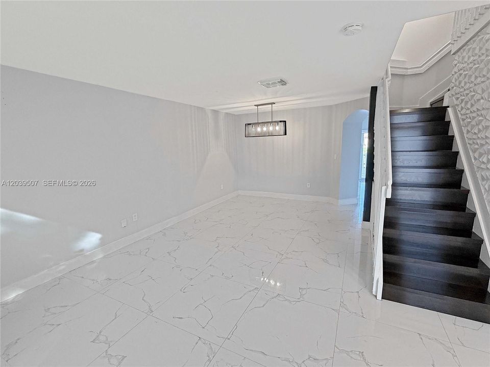 For Rent: $3,800 (5 beds, 3 baths, 1906 Square Feet)