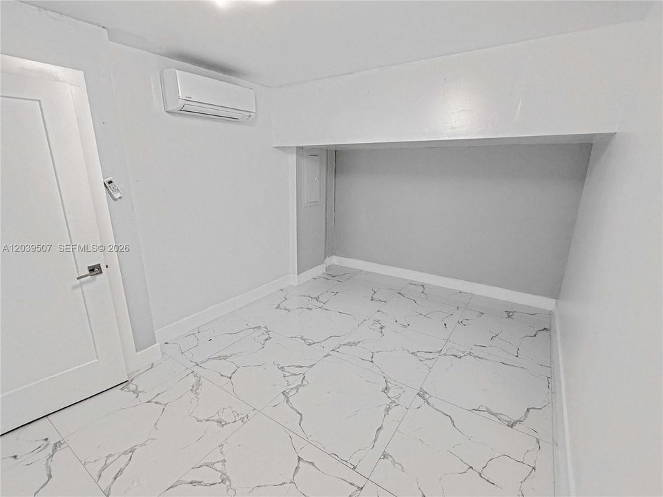 For Rent: $3,800 (5 beds, 3 baths, 1906 Square Feet)