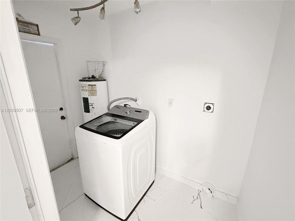 For Rent: $3,800 (5 beds, 3 baths, 1906 Square Feet)