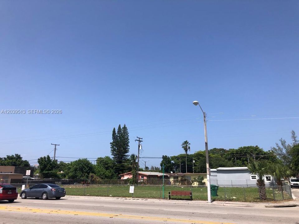 На продажу: $1,465,000 (0.35 acres)