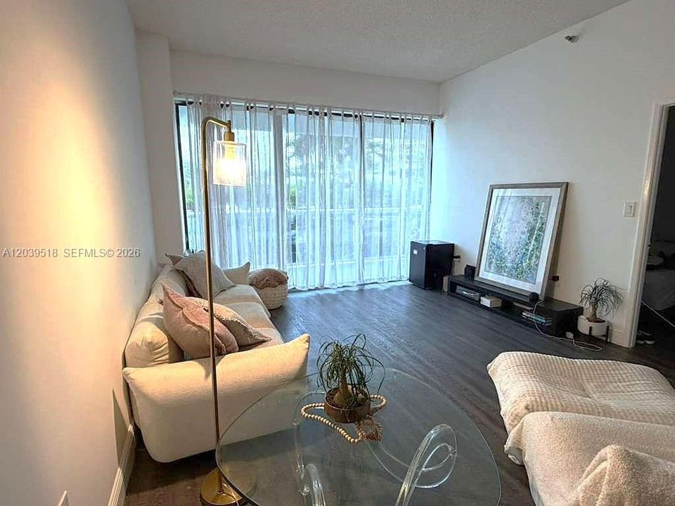 For Sale: $330,900 (2 beds, 2 baths, 1005 Square Feet)