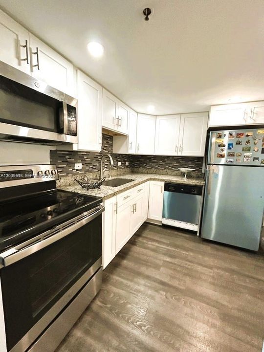 For Sale: $330,900 (2 beds, 2 baths, 1005 Square Feet)