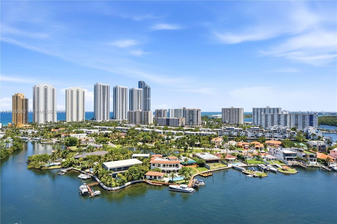 For Sale: $1,050,000 (2 beds, 3 baths, 1553 Square Feet)
