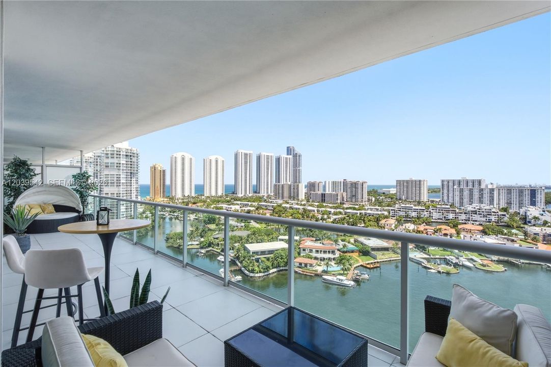 For Sale: $1,050,000 (2 beds, 3 baths, 1553 Square Feet)