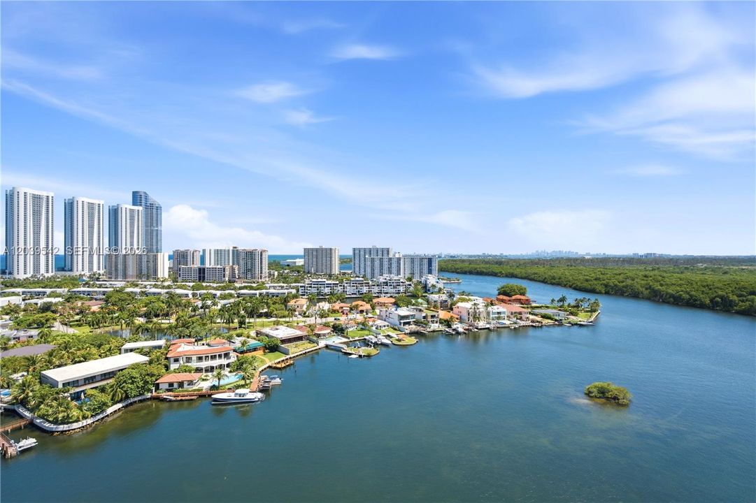 For Sale: $1,050,000 (2 beds, 3 baths, 1553 Square Feet)