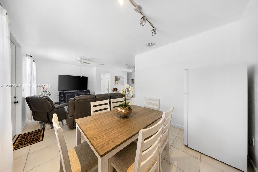For Sale: $424,000 (4 beds, 3 baths, 1728 Square Feet)