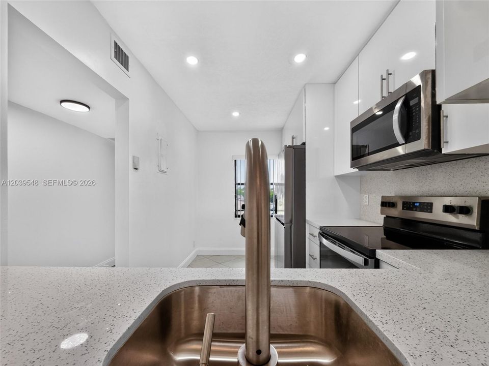 For Rent: $2,300 (2 beds, 2 baths, 980 Square Feet)