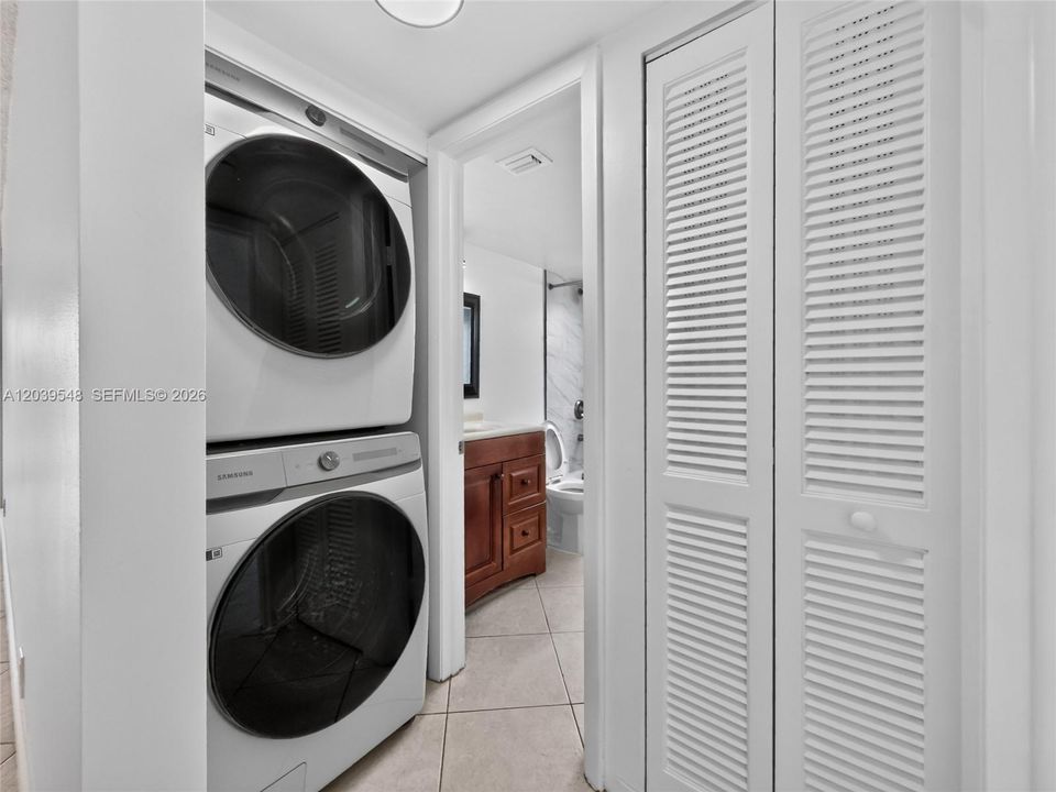 For Rent: $2,300 (2 beds, 2 baths, 980 Square Feet)