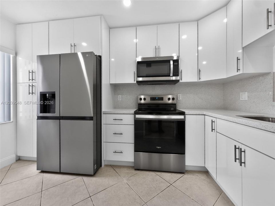 For Rent: $2,300 (2 beds, 2 baths, 980 Square Feet)