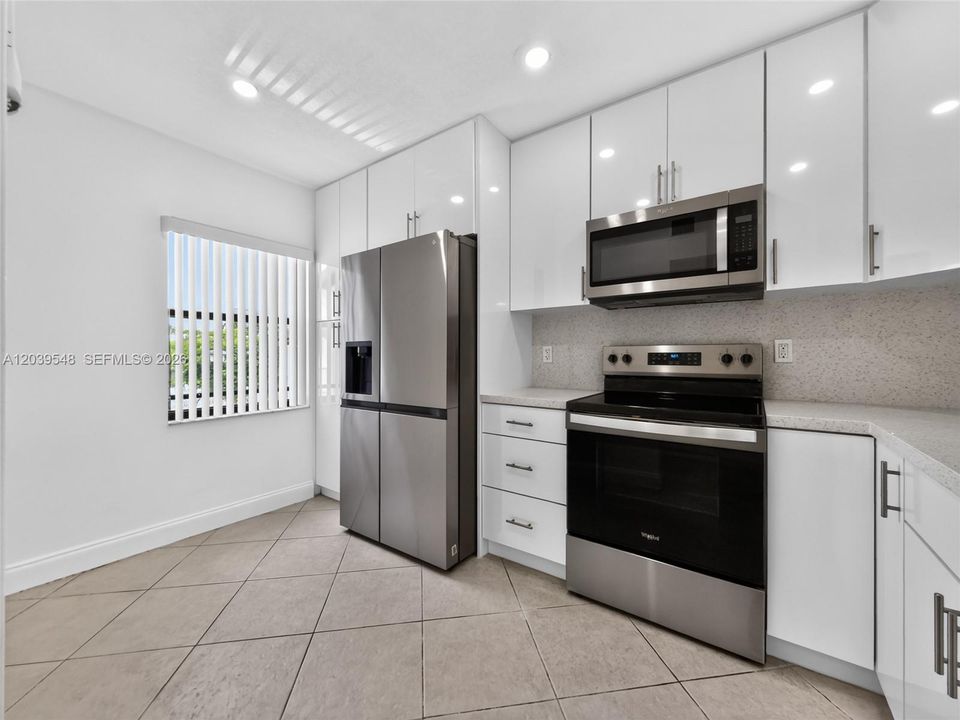 For Rent: $2,300 (2 beds, 2 baths, 980 Square Feet)