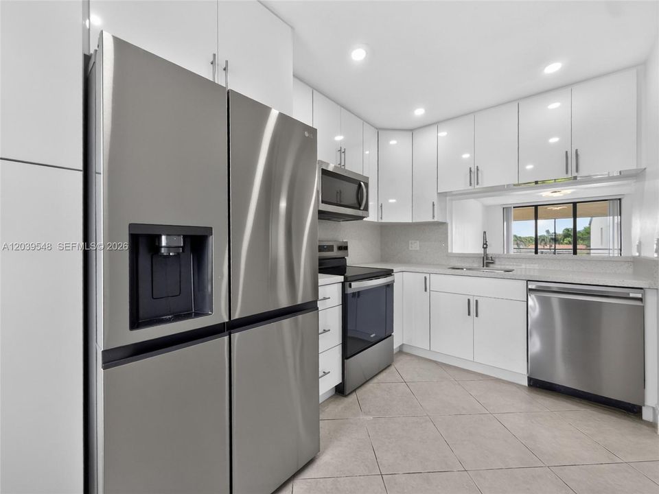 For Rent: $2,300 (2 beds, 2 baths, 980 Square Feet)