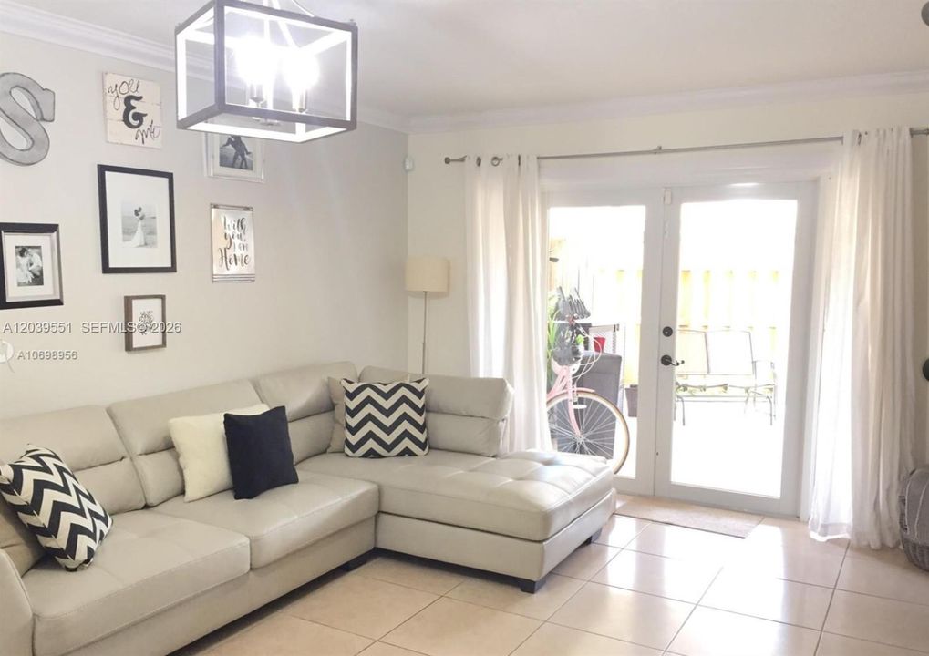 For Rent: $3,000 (2 beds, 2 baths, 1119 Square Feet)