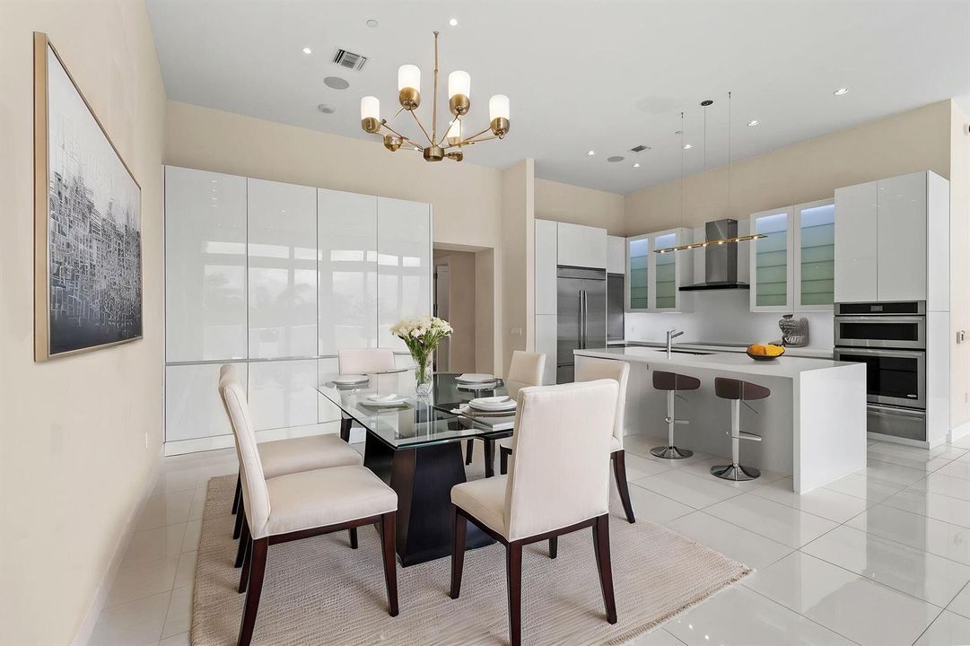DiningRoom-VirtuallyStaged