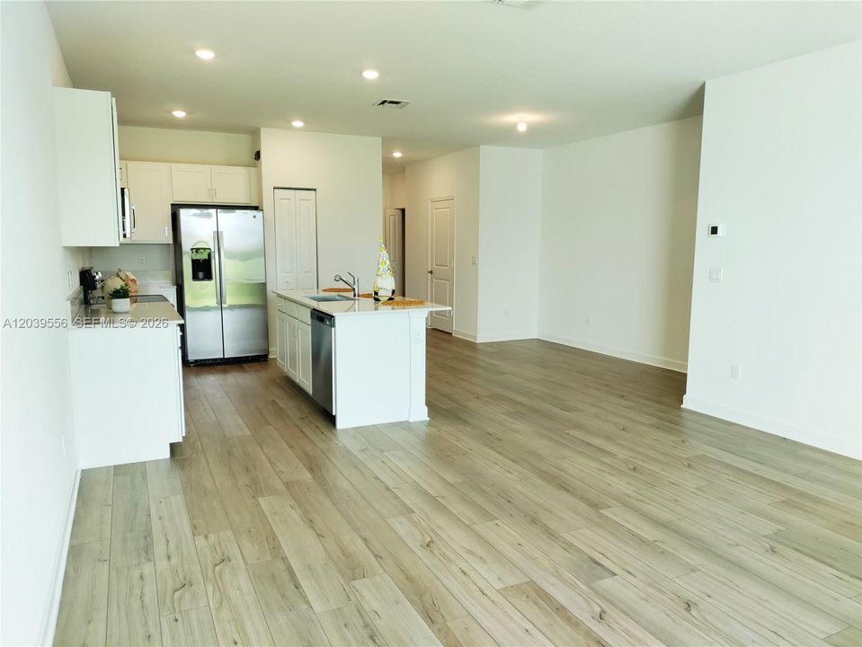 For Rent: $2,350 (3 beds, 2 baths, 1632 Square Feet)