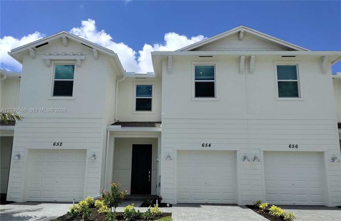 For Rent: $2,350 (3 beds, 2 baths, 1632 Square Feet)