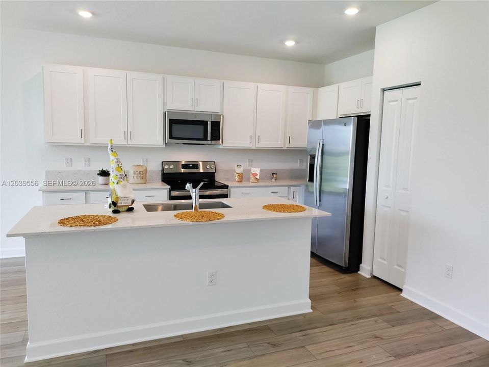 For Rent: $2,350 (3 beds, 2 baths, 1632 Square Feet)