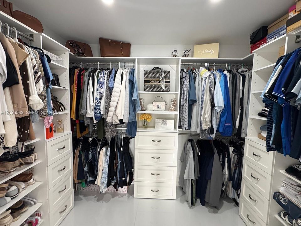 For Sale: $1,095,000 (4 beds, 2 baths, 3074 Square Feet)