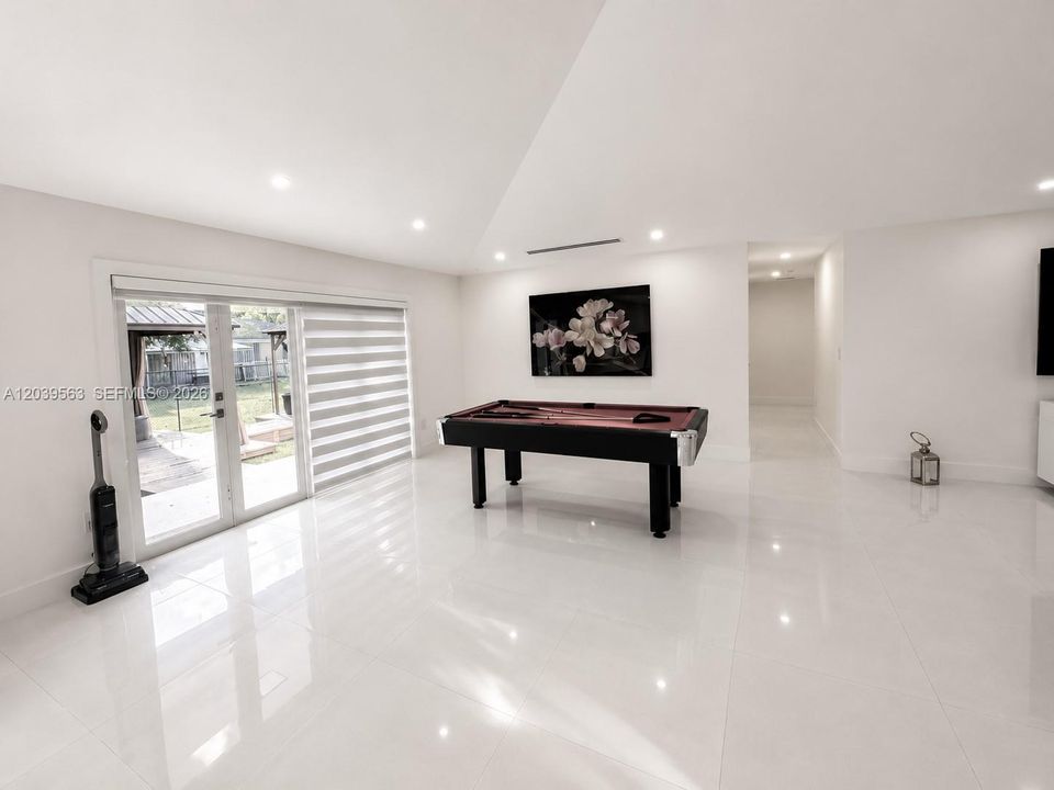 For Sale: $1,095,000 (4 beds, 2 baths, 3074 Square Feet)