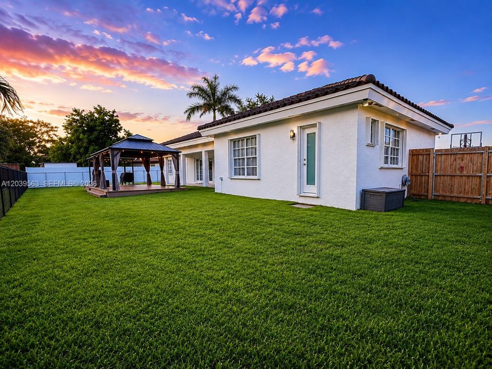 For Sale: $1,095,000 (4 beds, 2 baths, 3074 Square Feet)