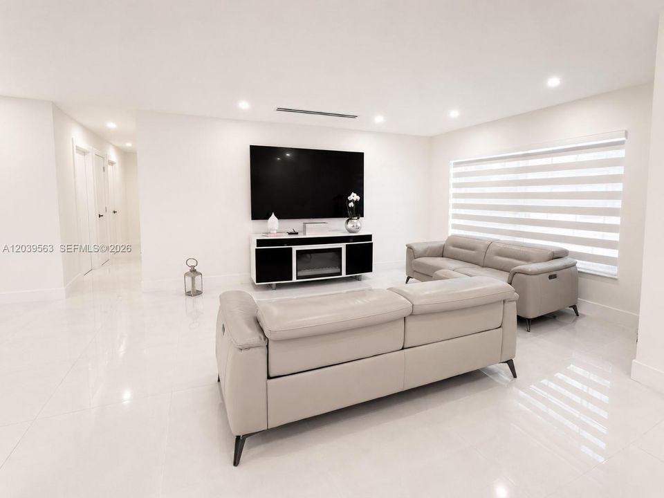 For Sale: $1,095,000 (4 beds, 2 baths, 3074 Square Feet)