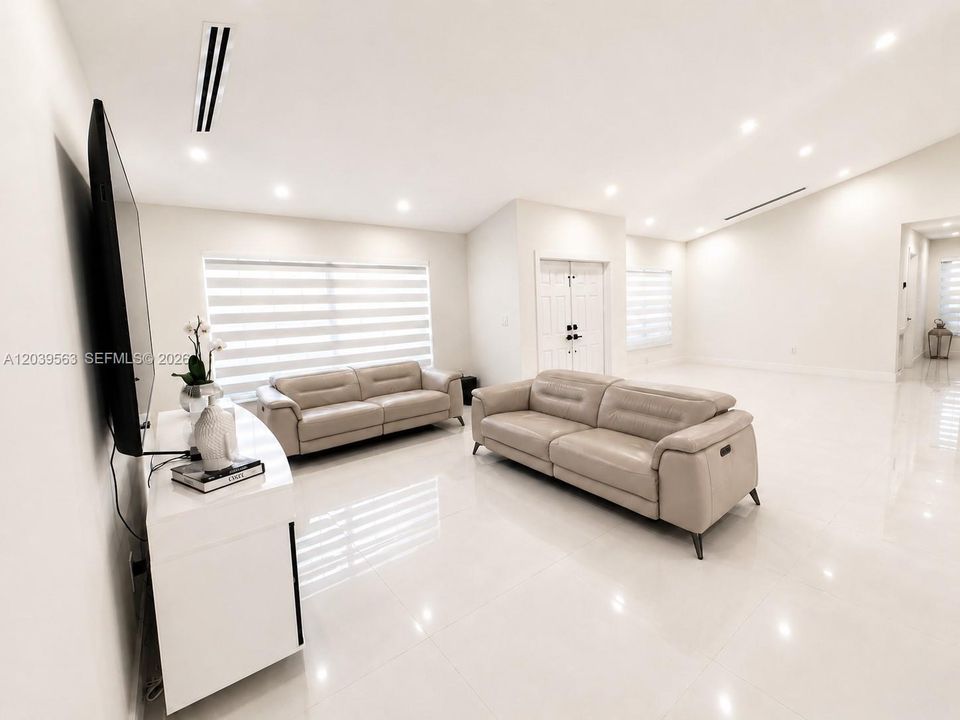 For Sale: $1,095,000 (4 beds, 2 baths, 3074 Square Feet)