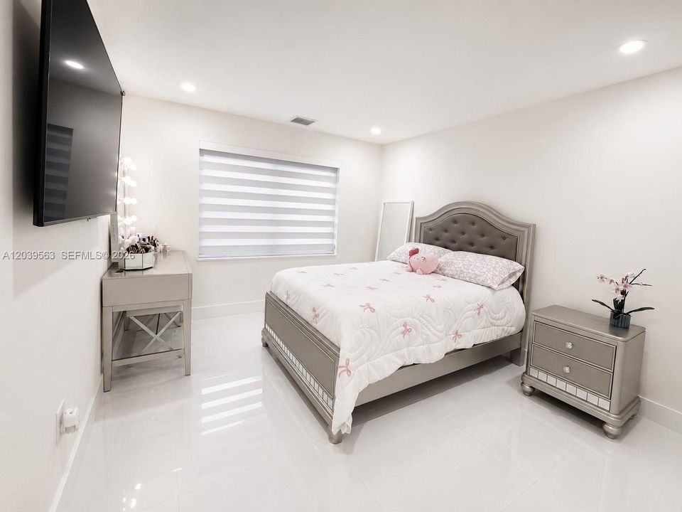 For Sale: $1,095,000 (4 beds, 2 baths, 3074 Square Feet)