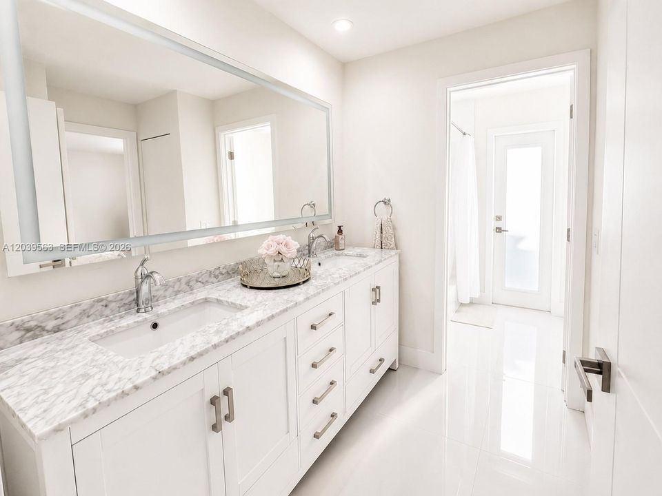 For Sale: $1,095,000 (4 beds, 2 baths, 3074 Square Feet)