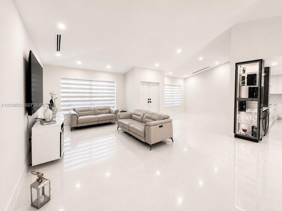 For Sale: $1,095,000 (4 beds, 2 baths, 3074 Square Feet)