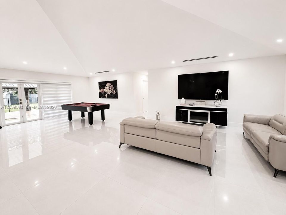 For Sale: $1,095,000 (4 beds, 2 baths, 3074 Square Feet)