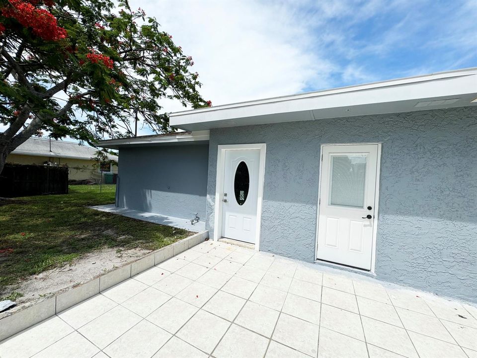 702 NE FRONT