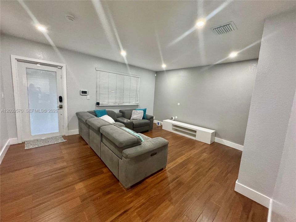 For Sale: $500,000 (3 beds, 2 baths, 1238 Square Feet)