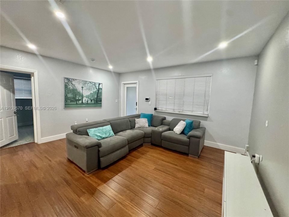 For Sale: $500,000 (3 beds, 2 baths, 1238 Square Feet)
